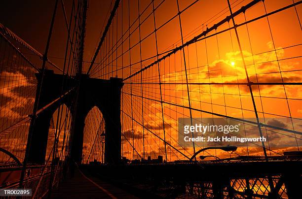 brooklyn bridge at sunset - burberry and fox searchlight pictures honour the cast and filmmakers of brooklyn stockfoto's en -beelden