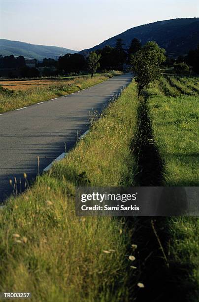 country road - mittelstreifen stock-fotos und bilder