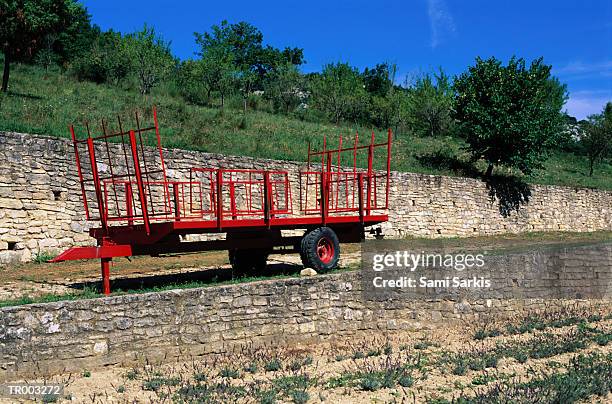 hay cart - hay fotografías e imágenes de stock