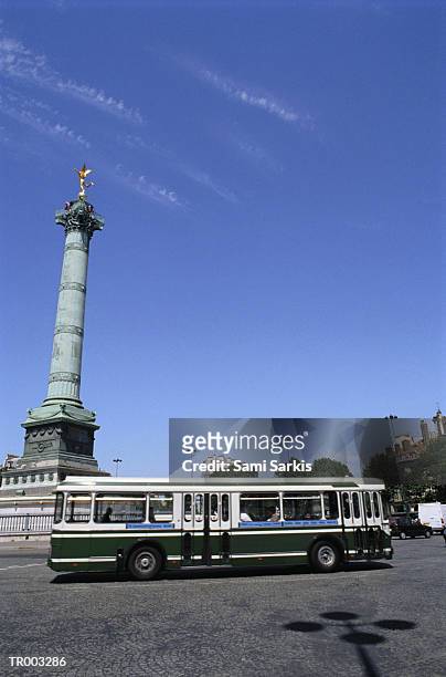 bus in paris - paris rive droite photos et images de collection