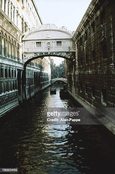 italy, veneto, venice, bridge of sighs above rio de palazzo - em cima de imagens e fotografias de stock