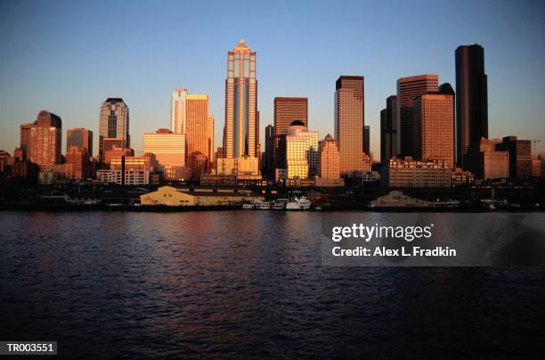 usa, washington state, seattle, downtown skyline and waterfront - state stockfoto's en -beelden