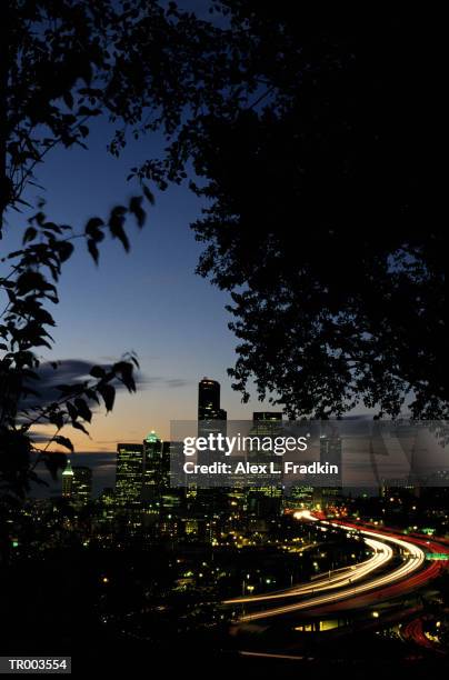 usa, washington state, seattle, skyline, dusk (long exposure) - state stockfoto's en -beelden