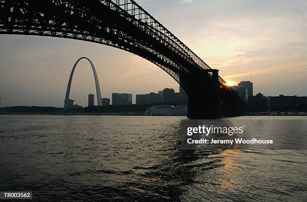 mississippi river and bridge, st louis - category:protected_areas_of_washington_county,_mississippi stock pictures, royalty-free photos & images