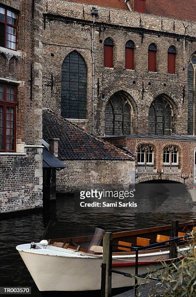 boat and canal - west vlaanderen stockfoto's en -beelden