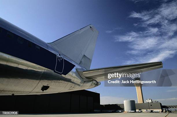 tail of jumbo jet - parte del barco fotografías e imágenes de stock