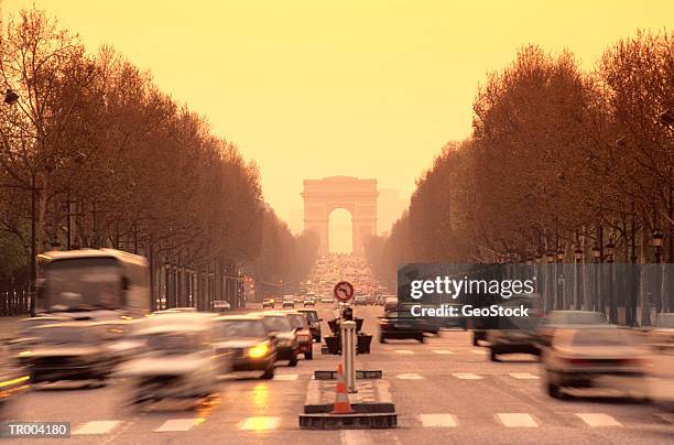 traffic  and arc de triomphe - paris, france - france foto e immagini stock