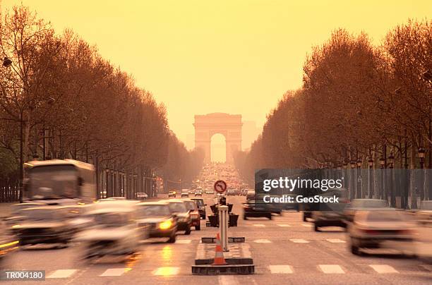 traffic  and arc de triomphe - paris, france - em cima de imagens e fotografias de stock