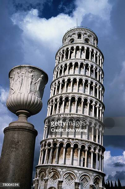 leaning tower of pisa - wange an wange stock pictures, royalty-free photos & images