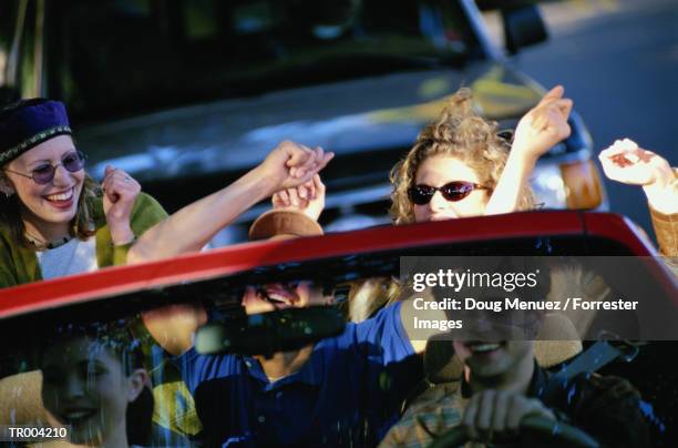 riding around in a convertible - cruzeiro v cerro porteno copa bridgestone libertadores 2014 round of 16 stockfoto's en -beelden