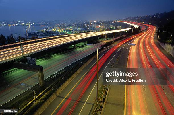 usa, washington state, seattle, traffic moving on highway, night - state stockfoto's en -beelden