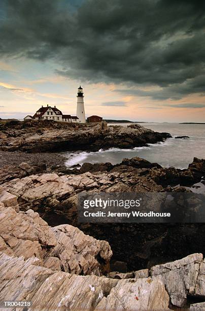 lighthouse in maine - faro de portland head fotografías e imágenes de stock