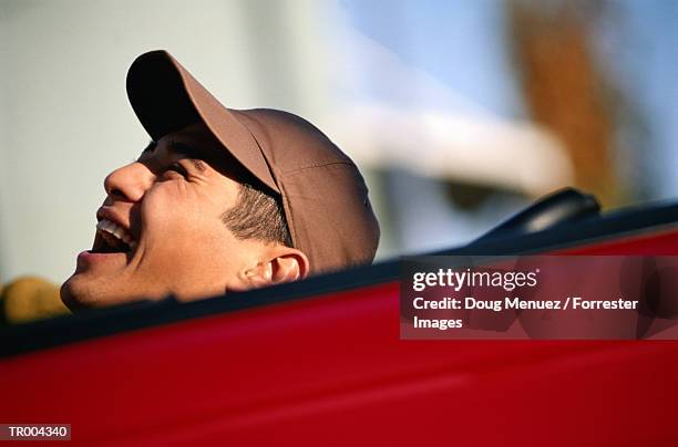 boy in car - alleen tienerjongens stockfoto's en -beelden