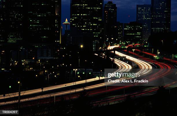 usa, washington state, seattle, traffic moving on highway, night - state stockfoto's en -beelden