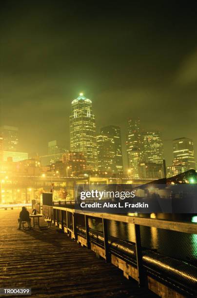 usa, washington, seattle, couple on dock, skyline in background, night - bank of canada governor stephen poloz speaks at the annual canada u s securities summit stockfoto's en -beelden