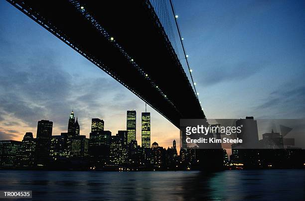 brooklyn bridge at dusk - burberry and fox searchlight pictures honour the cast and filmmakers of brooklyn stockfoto's en -beelden