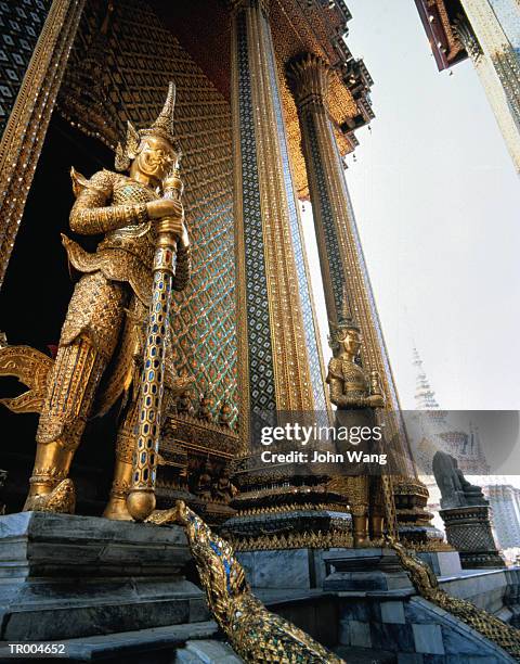 golden guardian - norwegian royal family attends the unveiling of a statue of king olav v in oslo stockfoto's en -beelden