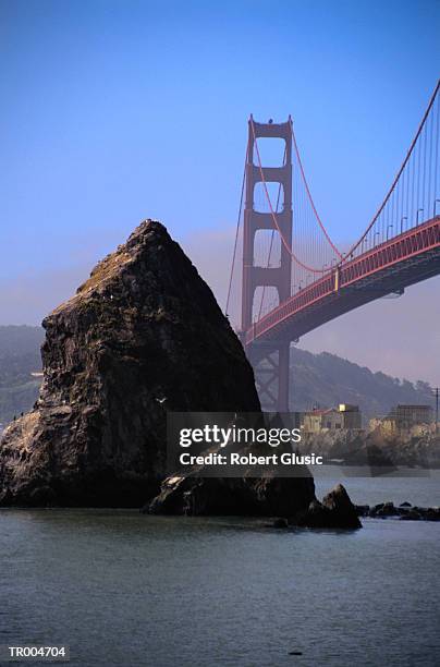 golden gate bridge - official media preview for world premiere of king tut treasures of the golden pharaoh stockfoto's en -beelden