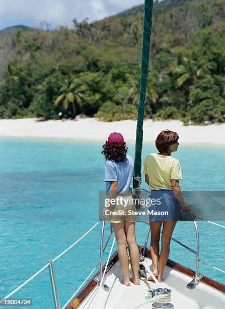 women at bow of sailboat - scheepsonderdeel stockfoto's en -beelden