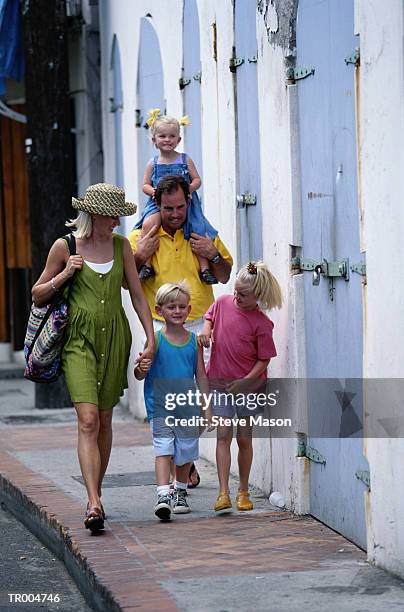 tourist family - 西インド諸島 リーワード諸島 ストックフォトと画像