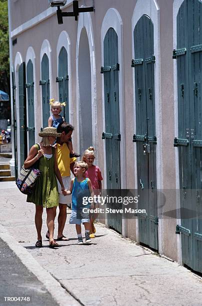 tourist family - 西インド諸島 リーワード諸島 ストックフォトと画像