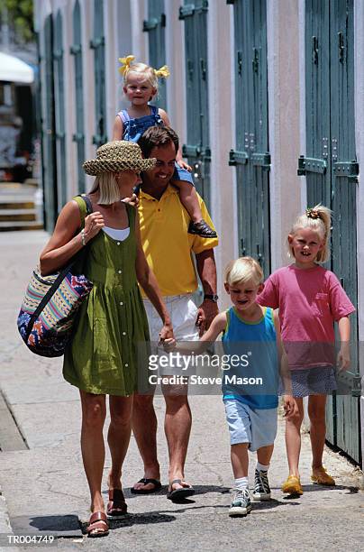 tourist family - 西インド諸島 リーワード諸島 ストックフォトと画像