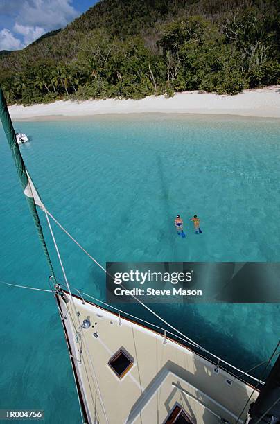 sailboat and snorkeling - scheepsonderdeel stockfoto's en -beelden