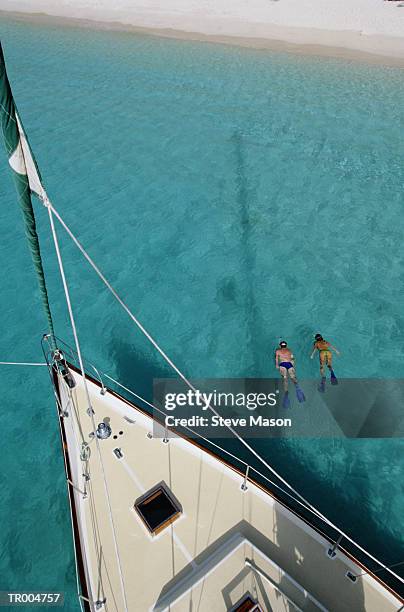 sailboat and snorkeling - scheepsonderdeel stockfoto's en -beelden