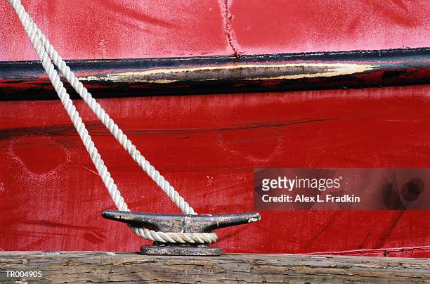 ship's rope hooked to cleat on dock, close-up - peça de embarcação imagens e fotografias de stock