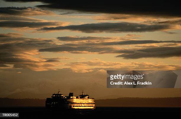 usa, washington state, ferry crossing puget sound, dusk - noordelijke grote oceaan stockfoto's en -beelden