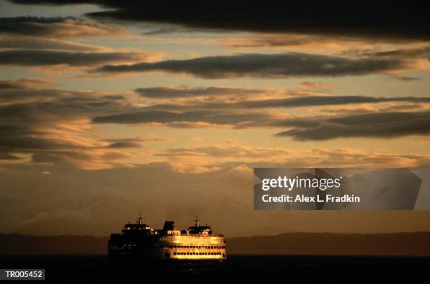 usa, washington state, ferry crossing puget sound, dusk - usa imagens e fotografias de stock