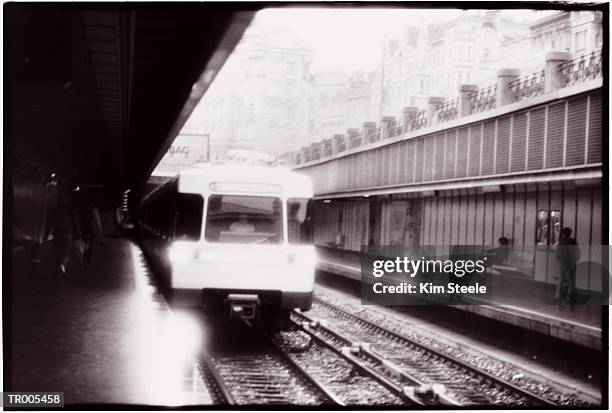 karlsplatz station -- vienna - wiener innenstadt stock-fotos und bilder