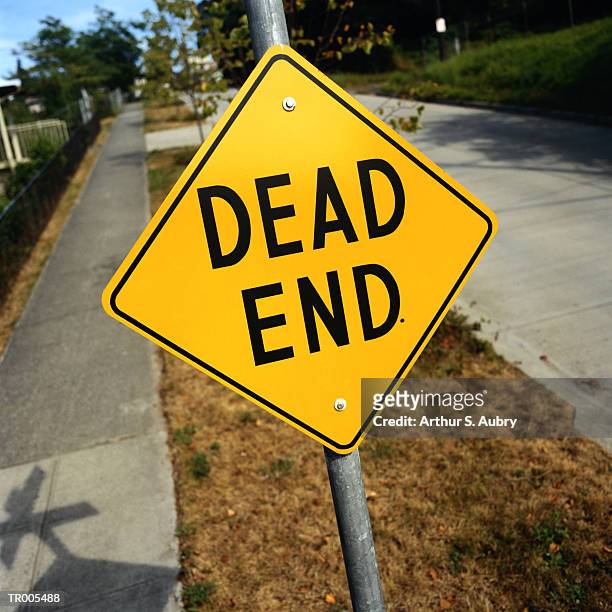 dead end road sign - world premiere of the end of longing written by and starring matthew perry stockfoto's en -beelden