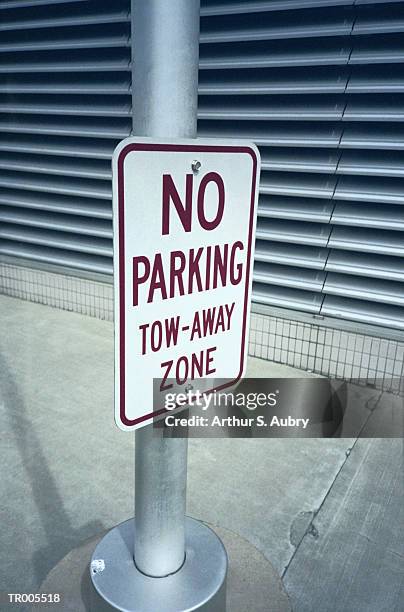 no parking tow away zone - no fotografías e imágenes de stock