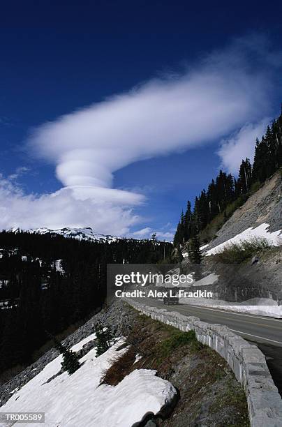 usa, washington state, road on mount rainier - state photos et images de collection