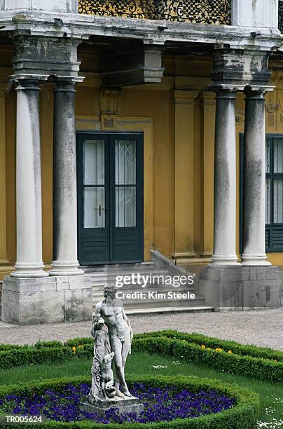 gardens at belvedere palace, vienna - wiener innenstadt stock-fotos und bilder