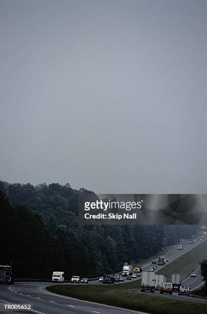 traffic on cloudy day - vehicle light fotografías e imágenes de stock