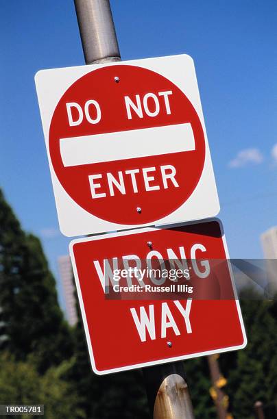 do not enter wrong way - wrong way stockfoto's en -beelden