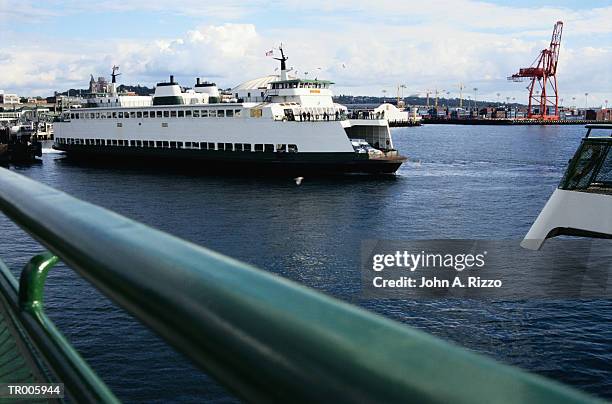 ferry leaving seattle - north pacific ocean stock pictures, royalty-free photos & images