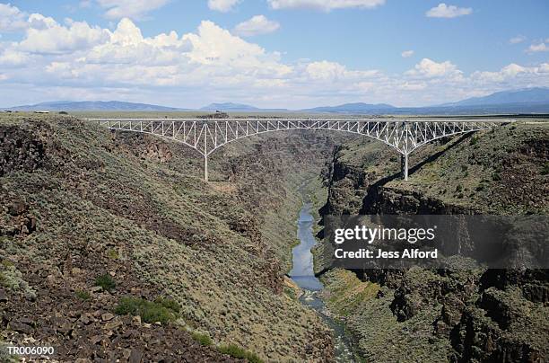 rio grande gorge bridge - abyss stock-fotos und bilder