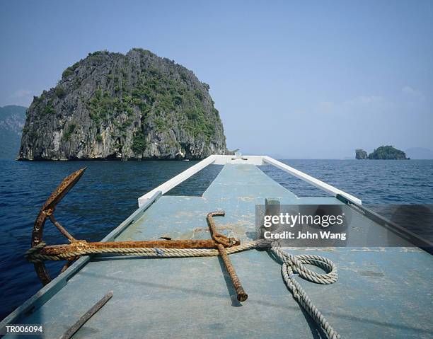 bow and anchor - parte del barco fotografías e imágenes de stock