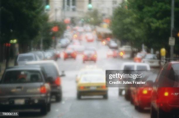 downtown traffic - vehicle light fotografías e imágenes de stock