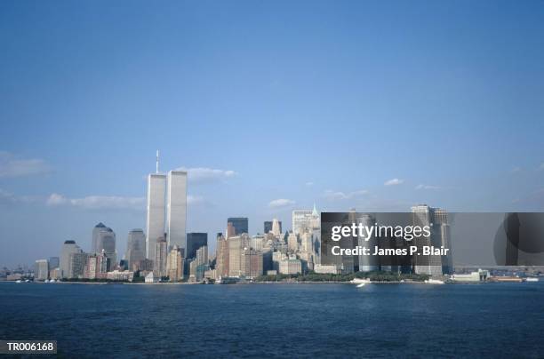 new york city skyline - new u k naval aircraft carrier hms queen elizabeth arrives at its home dock fotografías e imágenes de stock