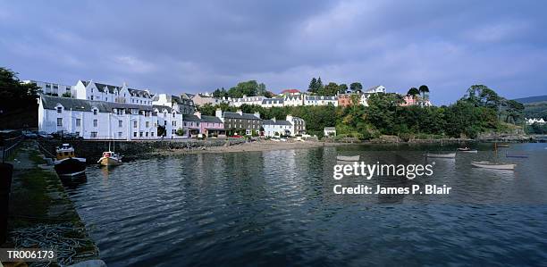 harbor of portree - portree imagens e fotografias de stock