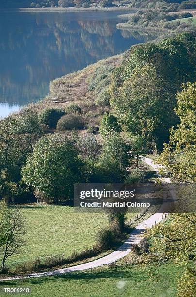 country road by a lake - martial ストックフォトと画像