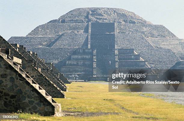 sun pyramid - central mexico ストックフォトと画像