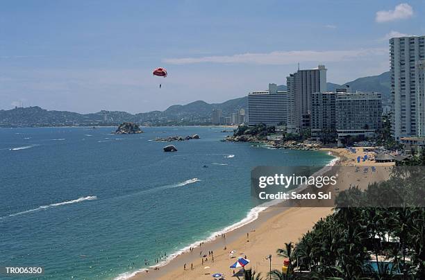 acapulco bay - luftsport stock-fotos und bilder