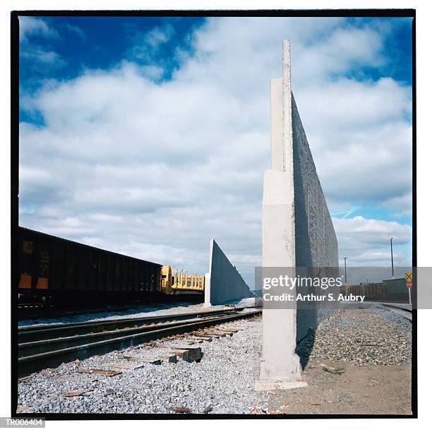 wall and train tracks - arthur imagens e fotografias de stock