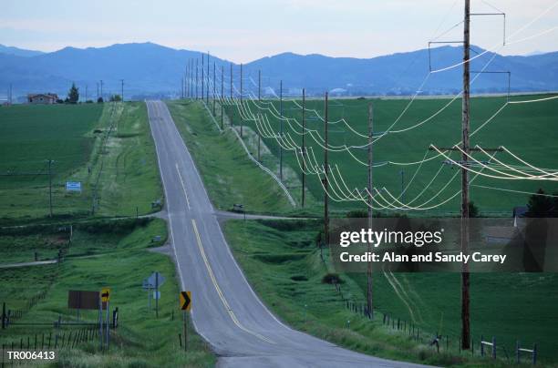 usa, montana, road through farmland, elevated view - usa imagens e fotografias de stock