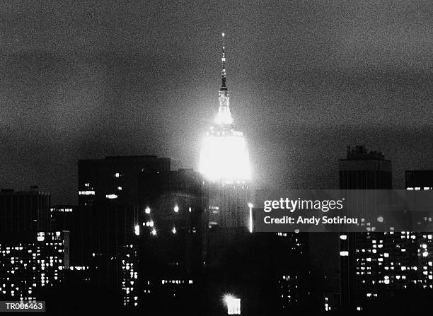 new york city skyline at night - new u k naval aircraft carrier hms queen elizabeth arrives at its home dock fotografías e imágenes de stock